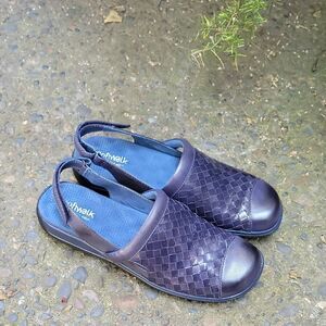 SoftWalk Dark Blue Woven Leather Slingback Shoes Size 9N
